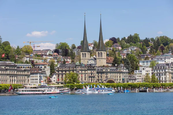 Bâtiments de la ville de Lucerne le long du lac des Quatre-Cantons — Photo