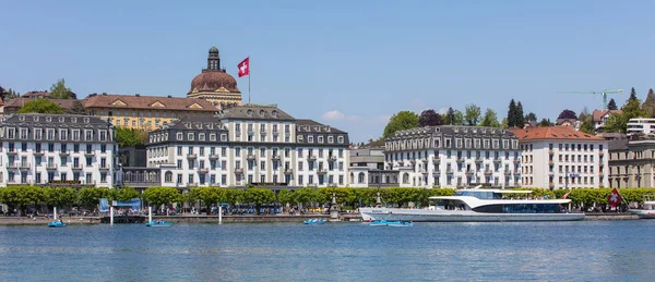 Bâtiments de la ville de Lucerne le long du lac des Quatre-Cantons — Photo