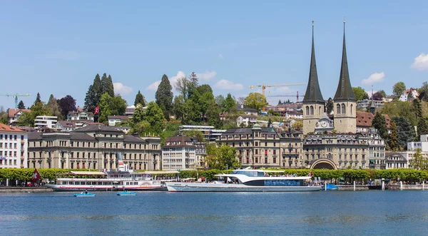 Edifícios da cidade de Lucerna ao longo do Lago Lucerna — Fotografia de Stock