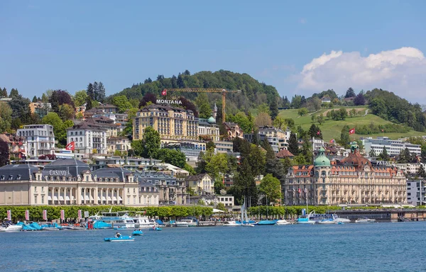 Gebouwen van de stad van Luzern langs het Vierwoudstrekenmeer — Stockfoto