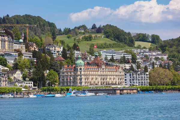 Edifícios da cidade de Lucerna ao longo do Lago Lucerna — Fotografia de Stock