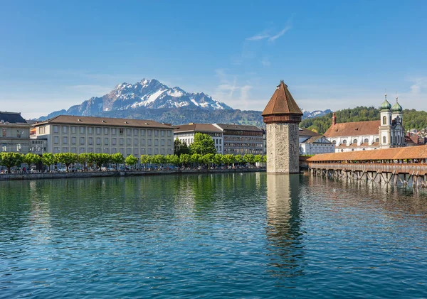 Vista primaverile nella città di Lucerna, Svizzera — Foto Stock