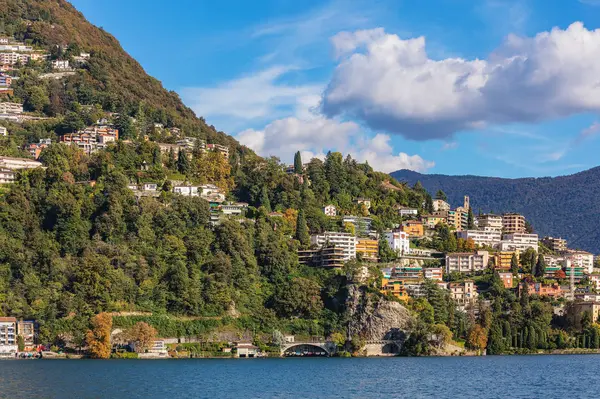 Edifici ai piedi del Monte Bre in Svizzera — Foto Stock