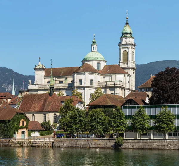 Stavby z města Solothurn podél řeky Aare — Stock fotografie