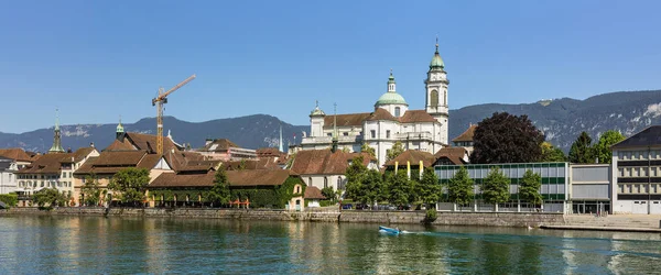 Buildings of the city of Solothurn along the Aare river — Stock Photo, Image