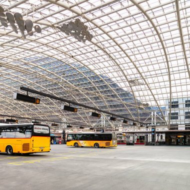 İsviçre Chur şehir otobüs durağında otobüs deftere nakletmek