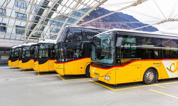 Postbusse am Busbahnhof in der Stadt Chur in der Schweiz — Stockfoto