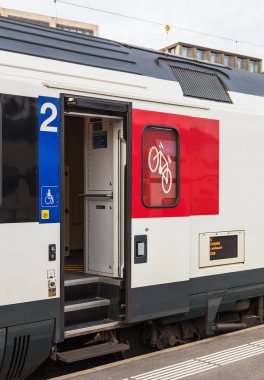 Bir trenin İsviçre Federal Demiryolları demiryolu araba