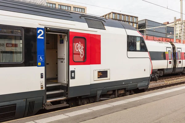 Osobní vlaky švýcarských drah — Stock fotografie