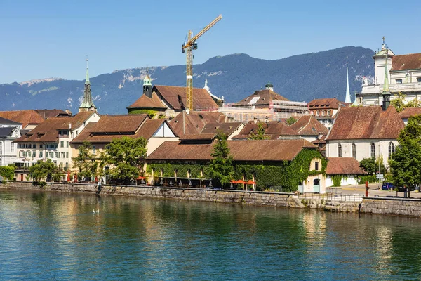 Stavby z města Solothurn podél řeky Aare — Stock fotografie