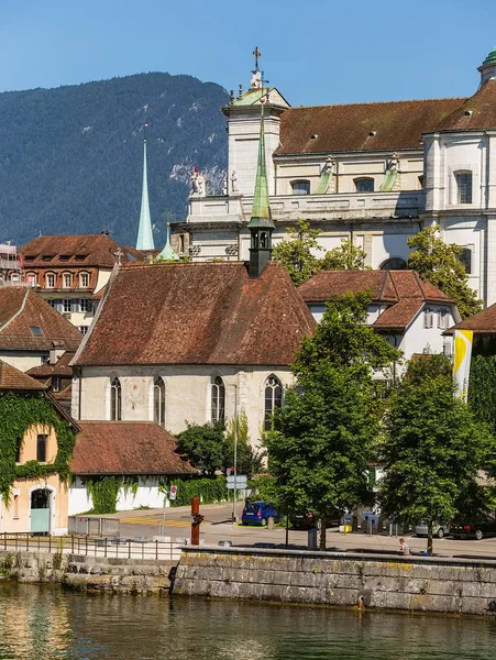 Byggnader av staden av Solothurn längs floden Aare — Stockfoto