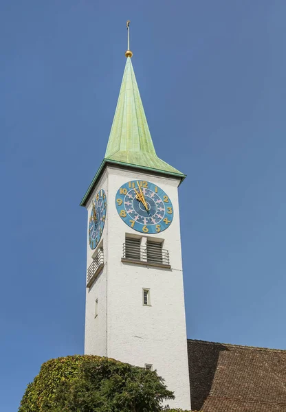 Torre do relógio da igreja reformada em Ruschlikon, Suíça — Fotografia de Stock