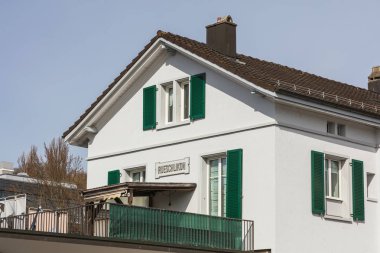 Ruschlikon tren istasyonu İsviçre'deki binasının kısmi görünümü