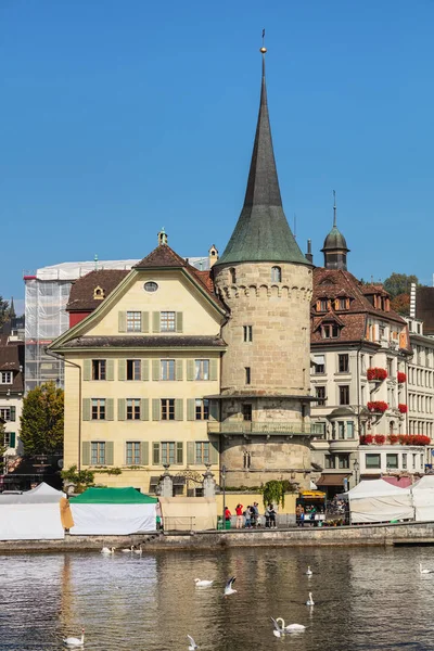 Gebouwen van de oude binnenstad van de stad van Luzern, Zwitserland — Stockfoto