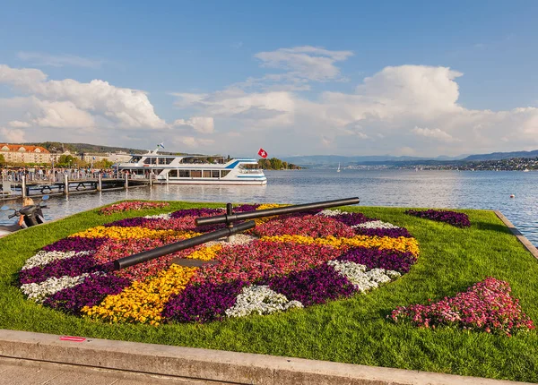Floral clock on the embankment of Lake Zurich — Stock Photo, Image
