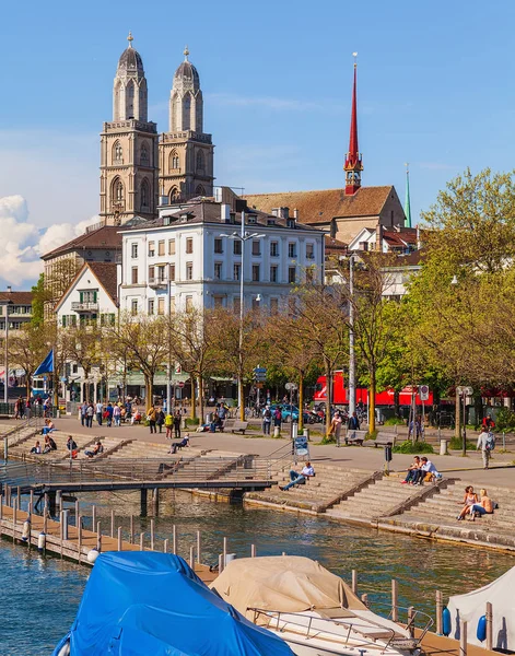 Embankment del río Limmat en la ciudad de Zurich —  Fotos de Stock