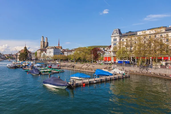 Nabrzeże rzeki Limmat w mieście Zurych, Switzerlan — Zdjęcie stockowe