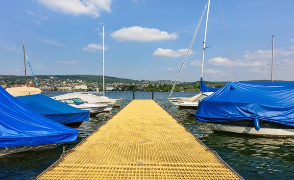 Boats at a pier on Lake Zurich in Switzerland — Stock Photo, Image