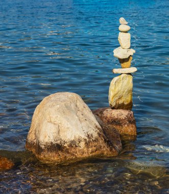 Gölün su kulesinde taş