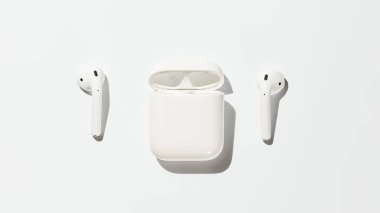 Kablosuz Bluetooth Kulaklık, beyazdan izole edilmiş.