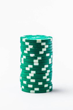 Beyaz arkaplandaki yeşil poker çipleri yığınını ayır