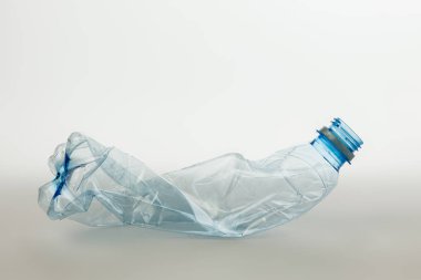 Buruşmuş plastik şişe. Gri Ayır