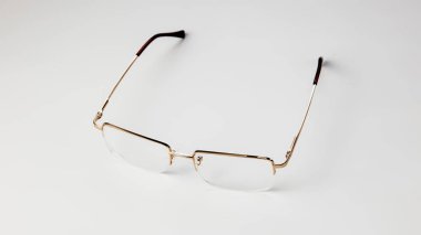 Beyaz arkaplanda altın gözlük ayır