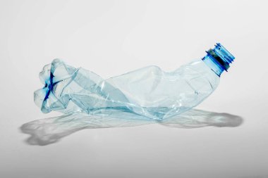 Hafif arka planda buruşmuş plastik şişe. Ekoloji kavramı