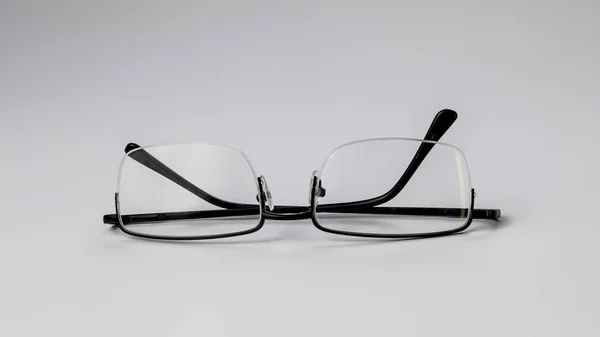 Brillen op witte achtergrond isoleren — Stockfoto