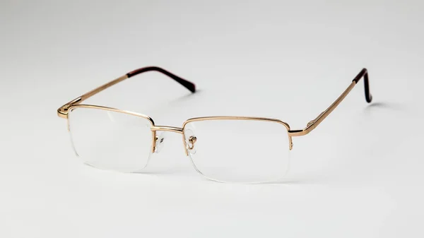 Gouden bril op witte achtergrond isoleren — Stockfoto