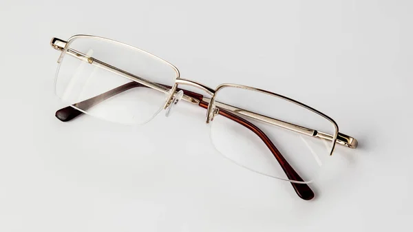 Brillen op witte achtergrond isoleren — Stockfoto