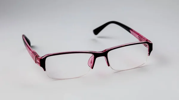 Roze Bril voor zicht op een lichte achtergrond. — Stockfoto
