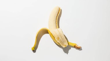 Beyaz arkaplanda soyulmuş muz