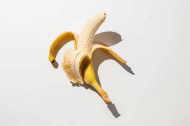 Beyaz arkaplanda soyulmuş muz