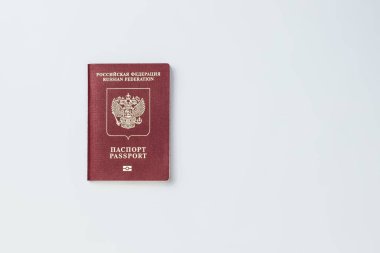 Beyaz arka plandaki Rus pasaportunu ayır
