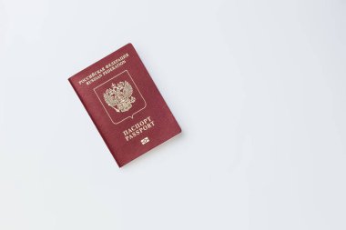 Beyaz arka plandaki Rus pasaportunu ayır