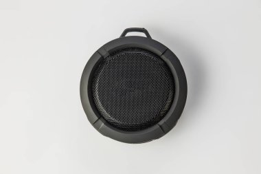 Beyaz arkaplandaki Yuvarlak Bluetooth hoparlörü ayır