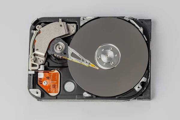 Pevný disk demontován na šedém pozadí horní pohled — Stock fotografie