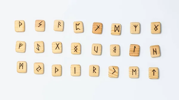 Beyaz arkaplandaki tahta mühürler izole et