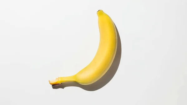 Bananas sobre fundo branco isolado — Fotografia de Stock