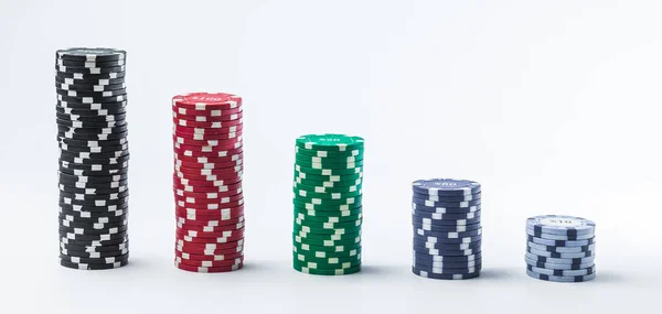 Μάρκες πόκερ σε λευκό φόντο διαφορετικές στοίβες — Φωτογραφία Αρχείου