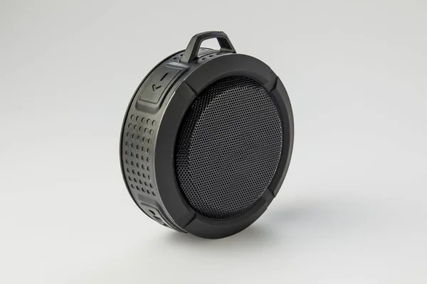 Beyaz arkaplandaki Yuvarlak Bluetooth hoparlörü ayır