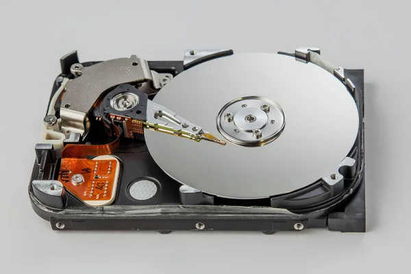 Pevný disk demontován na šedém pozadí izolátu — Stock fotografie