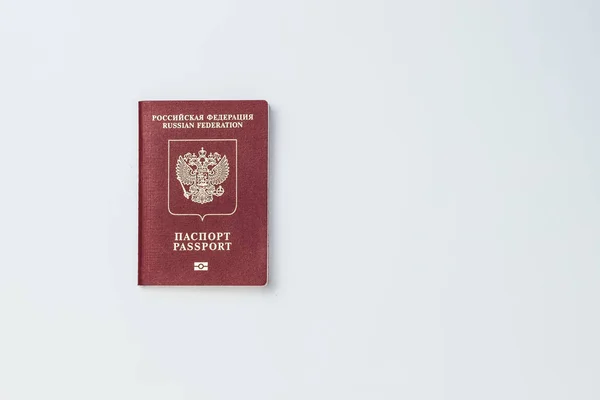 Российский паспорт на белом фоне изолировать — стоковое фото