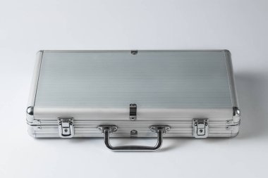 beyaz zemin üzerine metalik bavul