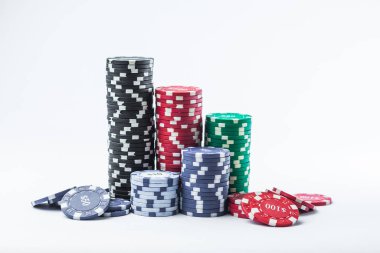 Beyaz zemin üzerinde poker çipleri farklı izolasyon yığınları