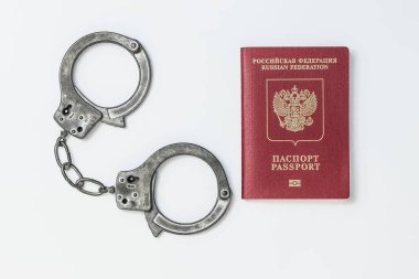 Beyaz arka planda kelepçeli Rus pasaportu izole edildi