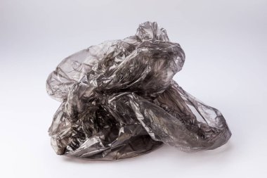 Beyaz arka planda siyah plastik torba