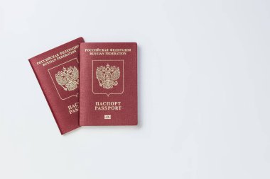 Beyaz arka planda iki Rus pasaportu...