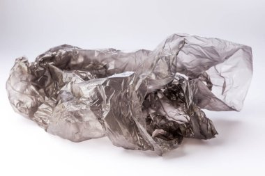 Beyaz arka planda siyah plastik torba